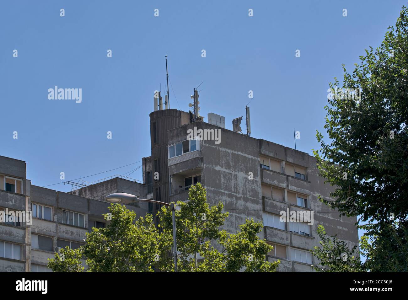 Auf dem Dach des Gebäudes installierte Netzwerk-Repeater. Mobile Kommunikationsantenne auf dem Dach des Stadtgebäudes. Mobilfunkturm. Stockfoto