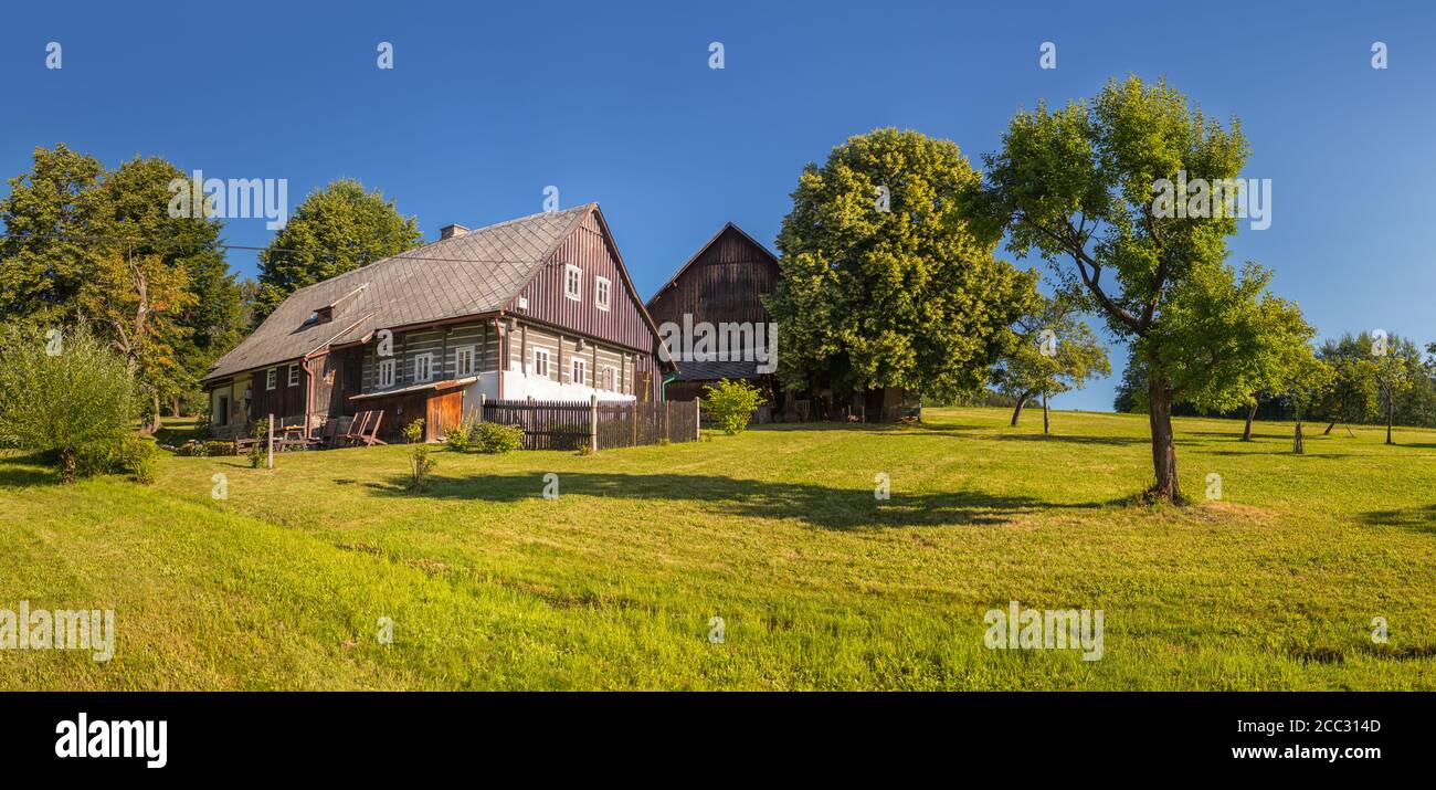 Fachwerkhaus - böhmische traditionelle Holzwerkhaus mit Bäumen In der Nähe Stockfoto