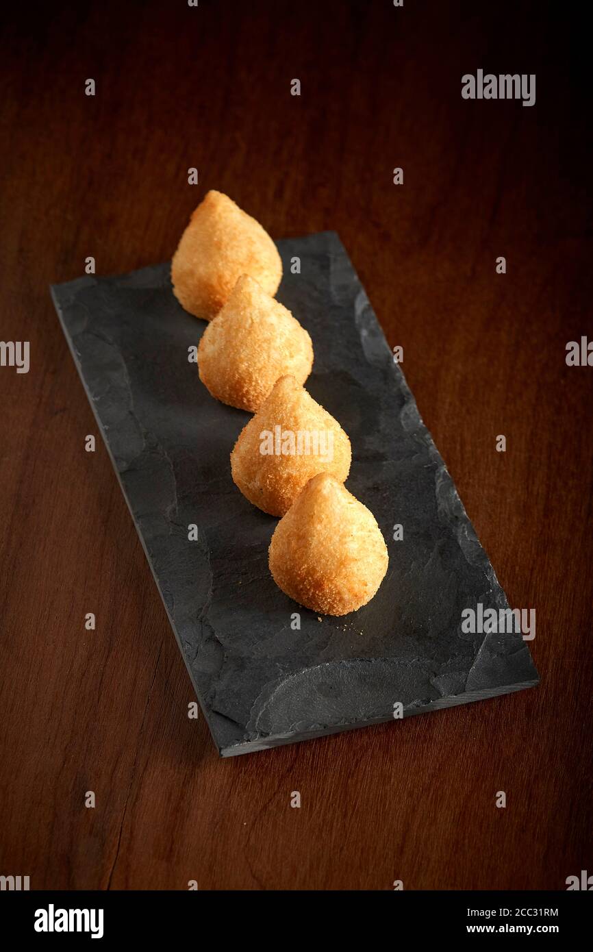 Coxinha traditionelle frittierte brasilianische Küche mit Huhn - Hintergrund Stein Schale Stockfoto