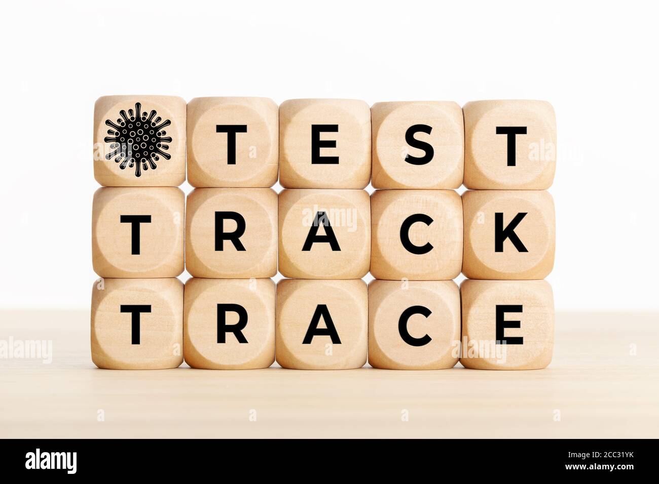 Test Trace Track Covid-19 Coronavirus Konzept. Holzblock mit Text auf Holztisch Stockfoto