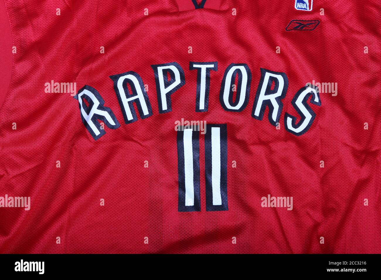 Red Toronto Raptors Jersey Reebok Nummer 11 von TJ Ford, bevor sie nach San Antonio gehandelt. Stockfoto