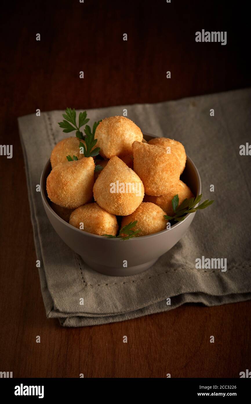 Coxinha traditionelle frittierte brasilianische Lebensmittel mit Huhn - Hintergrund Stockfoto