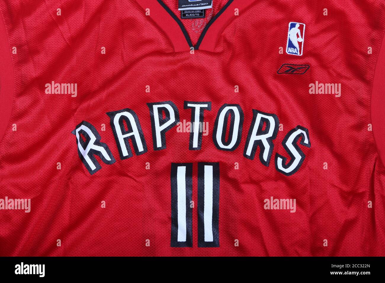 Red Toronto Raptors Jersey Reebok Nummer 11 von TJ Ford, bevor sie nach San Antonio gehandelt. Stockfoto