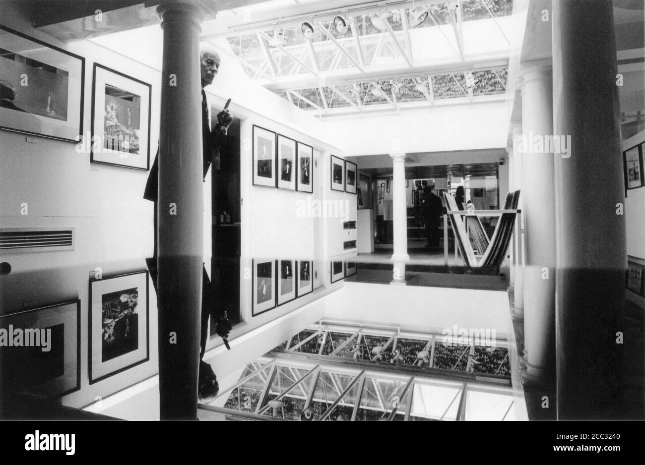 Norman Parkinson, berühmter Modefotograf, lässt 1985 einen bekannten Finger aus dem Versteck hinter einer Säule in Hamilton's Gallery, London, hervorgehen Stockfoto