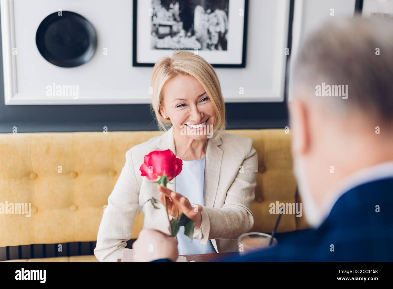 Positive awesome Frau immer eine Rose an ihrem Geburtstag. Freundlichkeit, Liebe und Freundschaft Konzepte Stockfoto