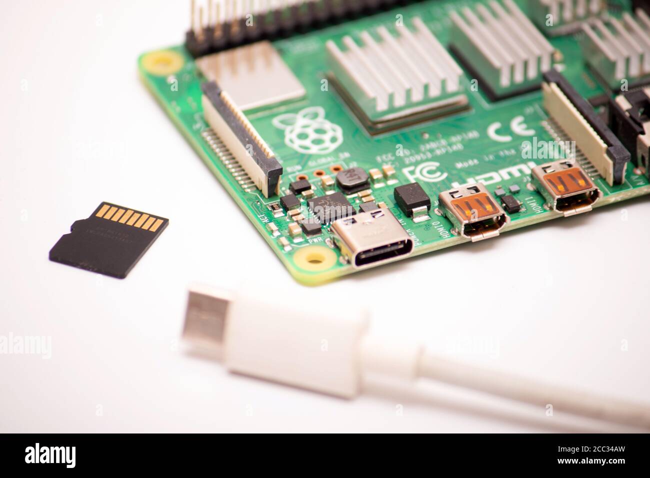Kiew, Ukraine - 13. August 2020: usb-Kabel Typ 3 mit einer Micro-sd-Karte, die neben einem Einplatinencomputer Raspberry pi 4 auf weißem Hintergrund liegt Stockfoto