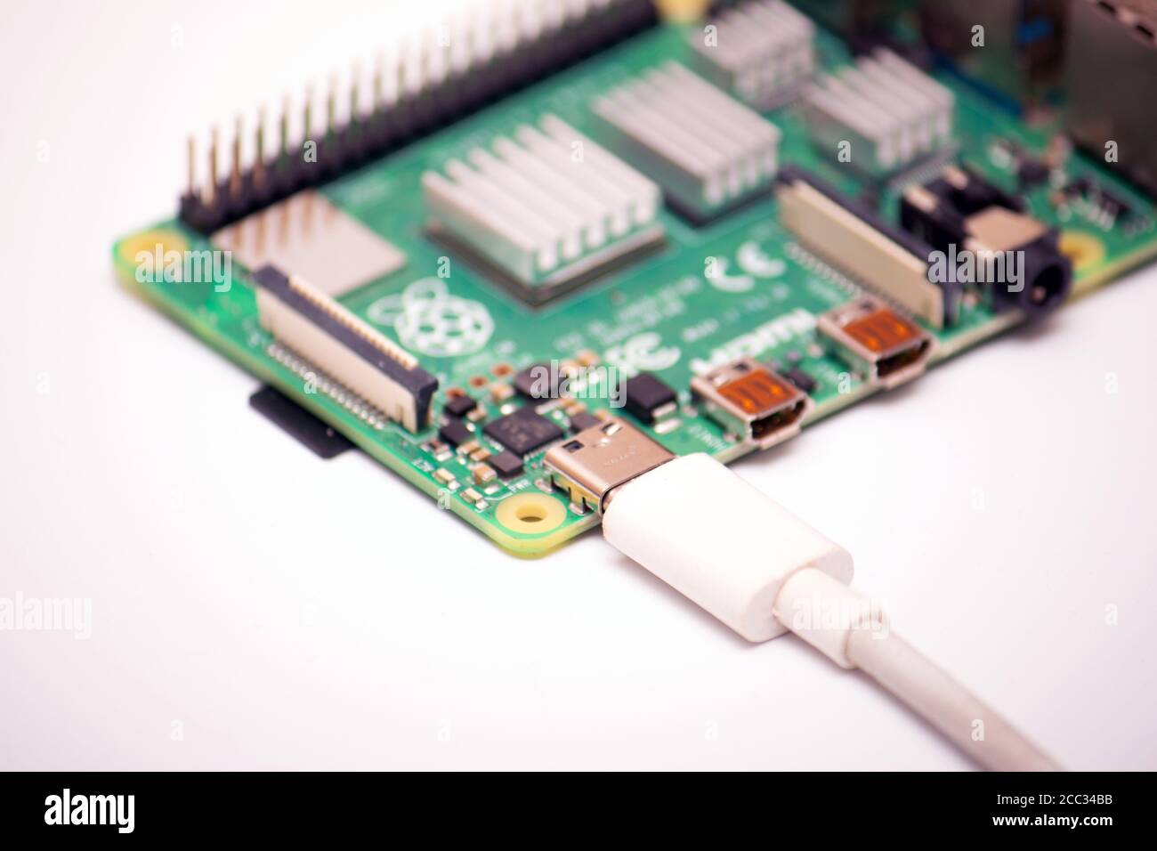 Kiew, Ukraine - 13. August 2020: Angetriebener Single-Board Mikrocomputer Raspberry Pi 4B mit eingelegter microsd-Karte. Einsatzbereites IoT-Board Stockfoto