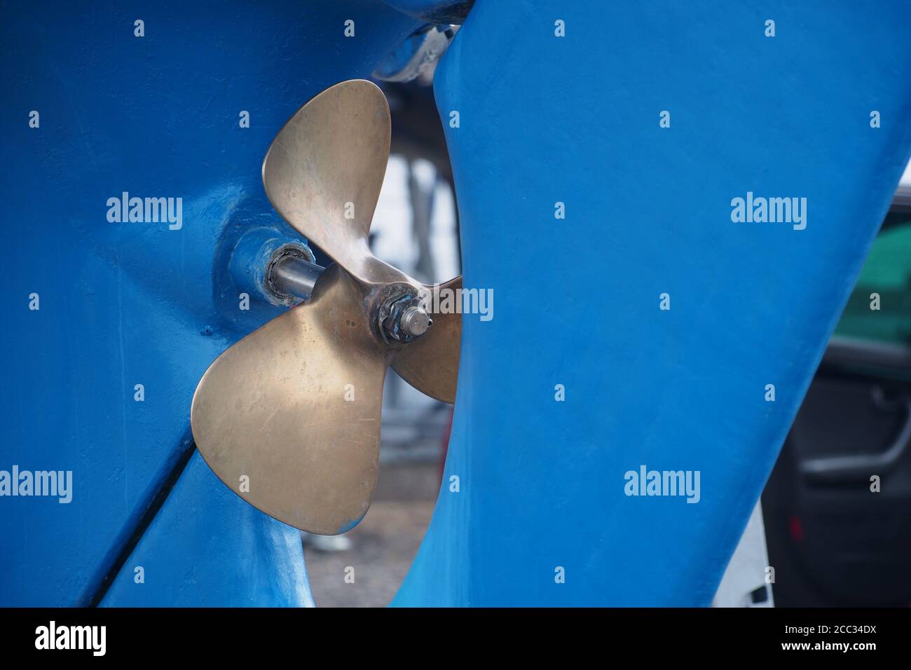 Nahaufnahme eines kleinen Propellers und Ruders Auf einem Boot in einem Trockendock Pier Stockfoto