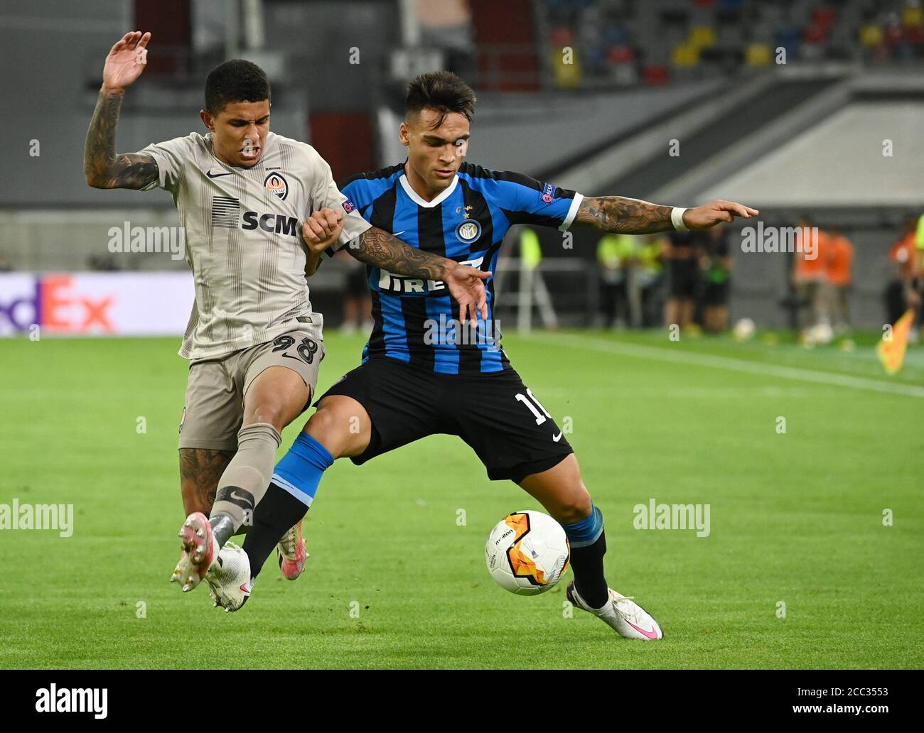 Düsseldorf, Deutschland. August 2020. Fußball: Europa League, Inter Mailand - Shakhtar Donetsk, Finale-Acht, Halbfinale. Inter Mailand Lautaro Martínez (r) im Kampf gegen Shakhtjor Donezks Dodo. Quelle: Federico Gambarini/dpa/Alamy Live News Stockfoto