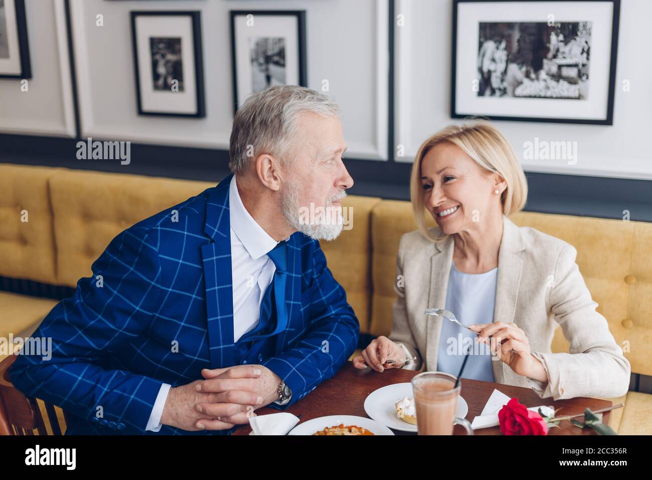 Lustige smart Mann flirtet mit seiner Frau. Familie Spaß im Restaurant. Close up Portrait Stockfoto