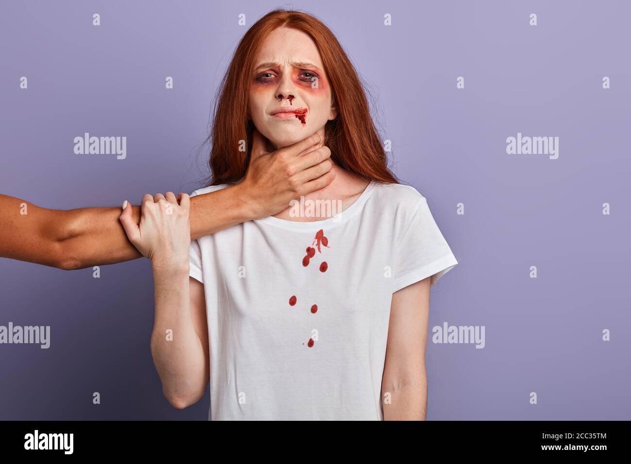 Guys Hand strangelt den Hals eines Mädchens. Stoppen häusliche Gewalt gegen Frauen.kriminelles Leben. Grausamkeit Konzept Stockfoto