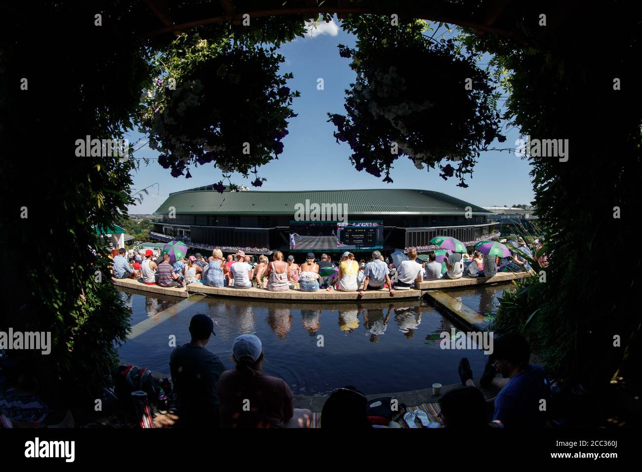 Allgemeiner Blick auf Court One und Henman Hill (auch bekannt als Murray Mound) im All England Lawn Tennis Club, Heimstadion der Wimbledon Championships Stockfoto