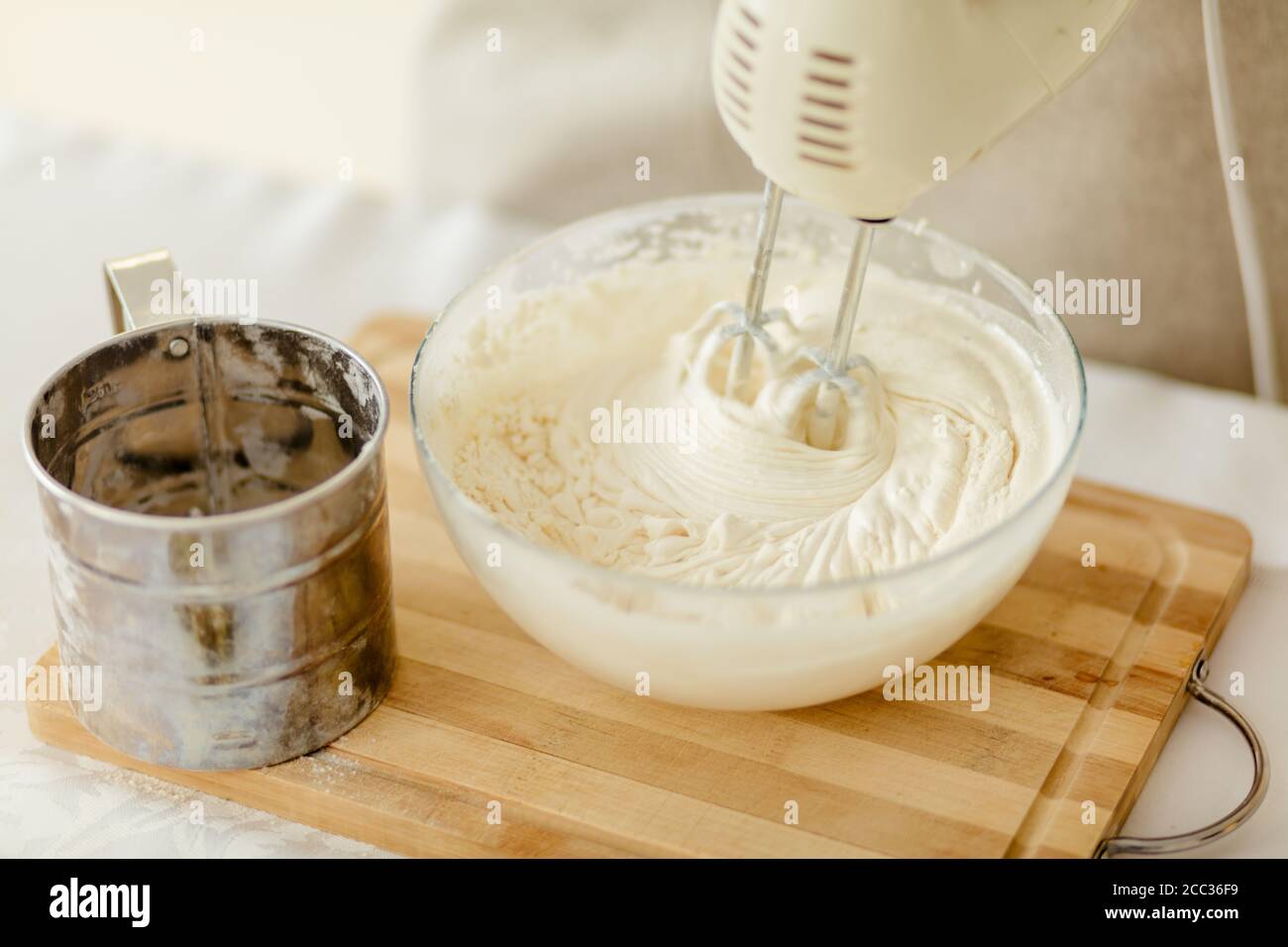 Vorbereitung der Torte mit dem Mixer.Nahaufnahme zugeschnittenes Foto Stockfoto