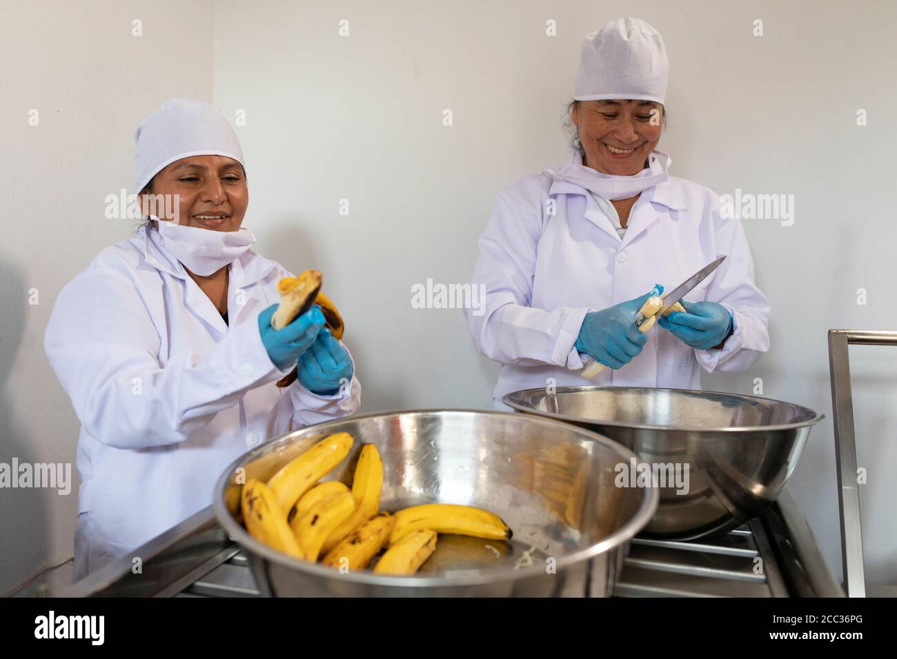 Frauen aus einer lokalen Bananengenossenschaft machen Bananenmarmelade in einer Verarbeitungsanlage in Sullana, Peru, Südamerika. Stockfoto