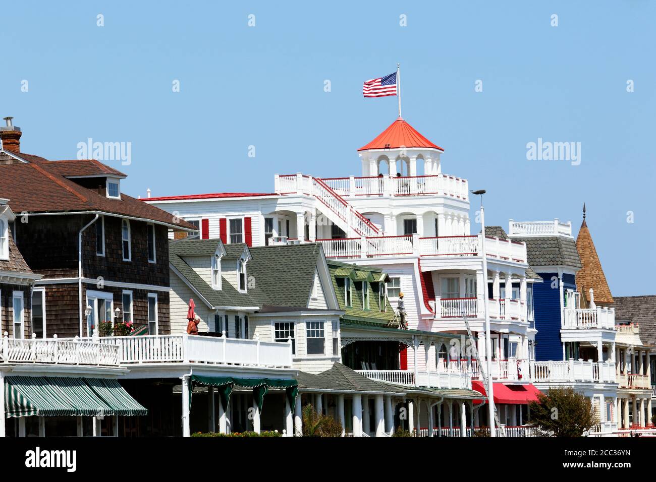 Beispiele viktorianischer Architektur säumen die Straßen von Cape May, New Jersey, USA Stockfoto