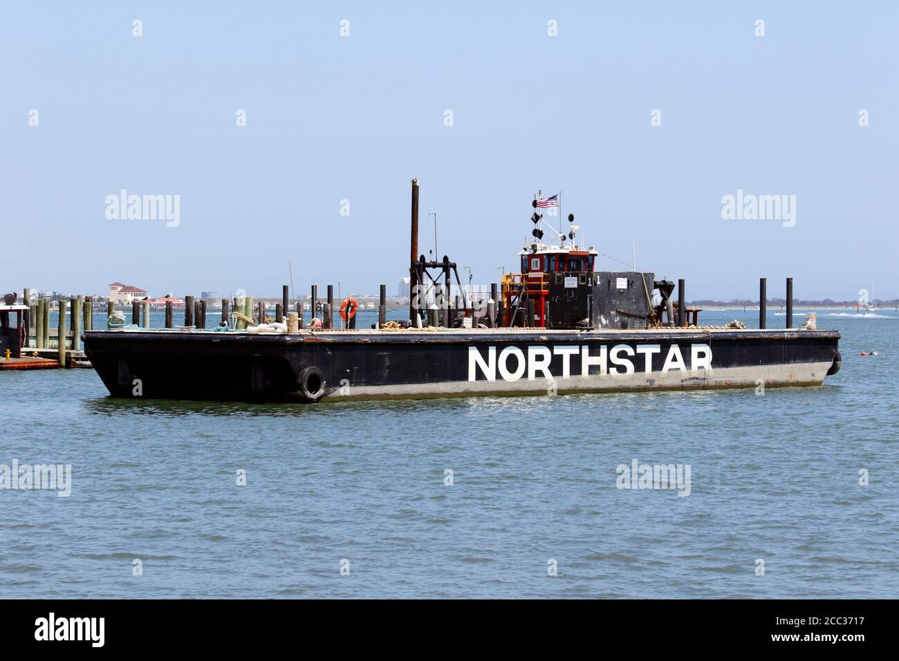 Eine Northstar Marine Services Barge, die in Cape May, New Jersey, USA, festgemacht wurde Stockfoto