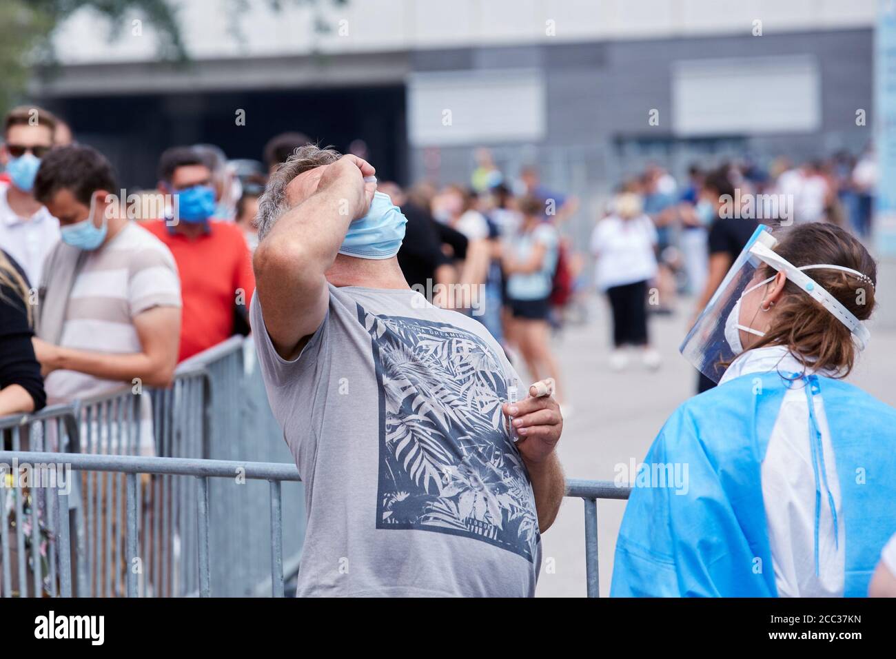 Wien, Österreich. August 2020. Ein Reisender, der aus Kroatien zurückkehrt, hat am 17. August 2020 einen COVID-19 Test in einem Testzentrum in Wien, Österreich. Die Stadt Wien hat auf dem Vorplatz des Ernst Happel Stadions das Drive-in und Walk-in Testcenter errichtet, in dem rückkehrende kroatische Reisende kostenlos auf eine Coronavirus-Infektion getestet werden können. Das Angebot gilt bis zum 21. August für alle Rückkehrer zwischen dem 7. August und dem 16. August. Quelle: Georges Schneider/Xinhua/Alamy Live News Stockfoto