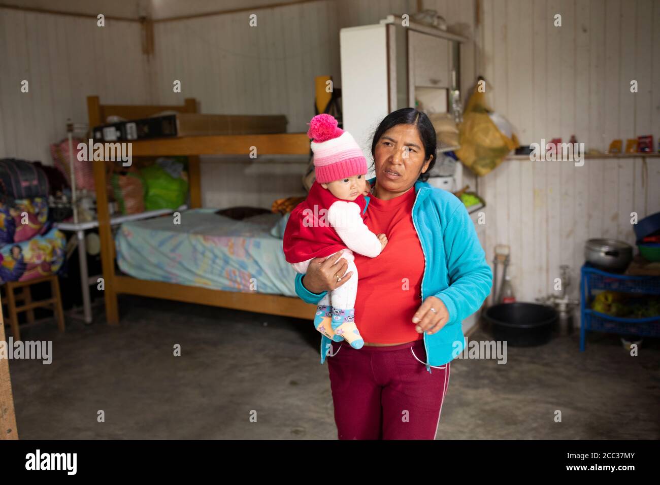 Porträt einer Mutter und eines Babys in ihrem Zuhause in Manchay Alto, Bezirk Pachamac, Peru. Stockfoto