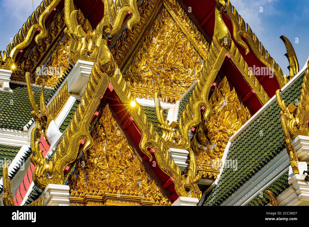 Reich verzierte Dach des buddhistischen Tempels. Vergoldete Dekoration eines buddhistischen Klosters, Wat Khun Inthapramun, Thailand. Stockfoto