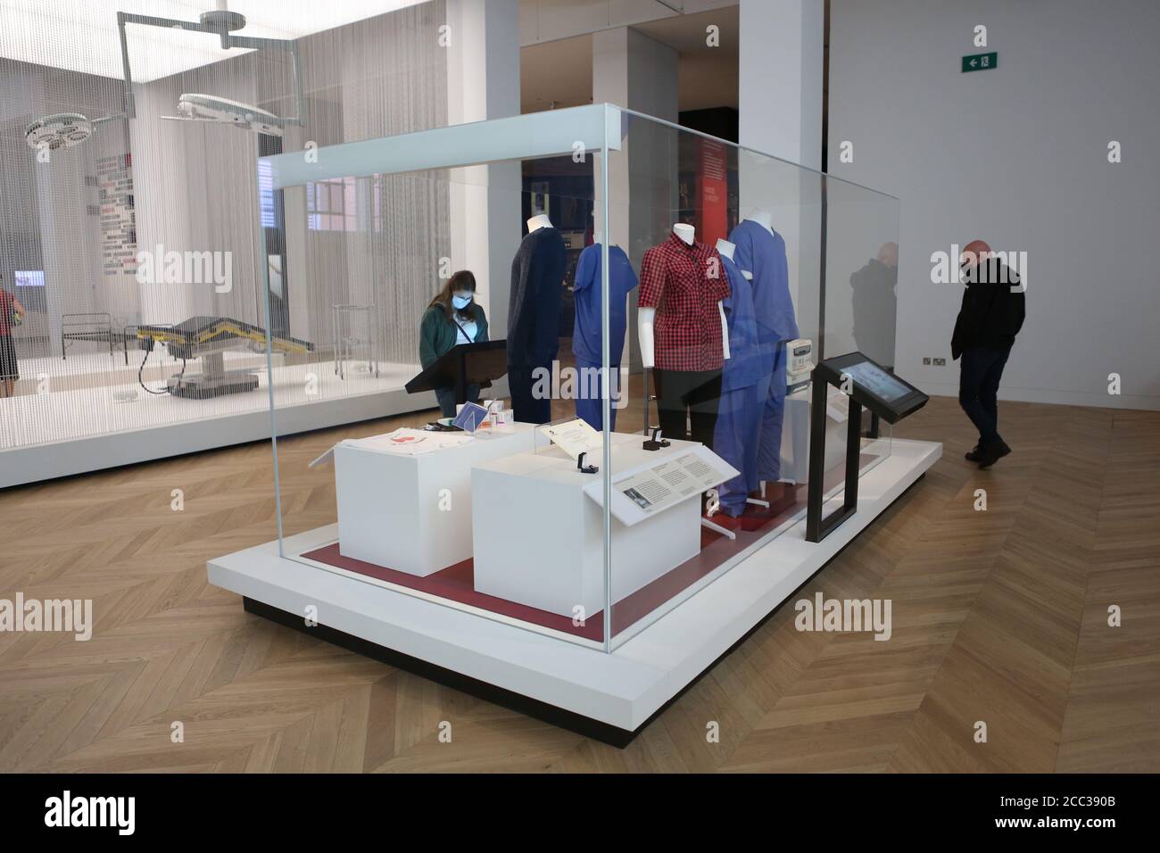 Mit dreitausend Objekten und einer Fläche von 1,500 Krankenhausbetten ist Medicine: The Wellcome Galleries das großartige neue Zuhause für die bedeutendsten medizinischen Sammlungen der Welt. Die Galerien zeigen außergewöhnliche medizinische Artefakte aus den Sammlungen von Henry Wellcome und der Science Museum Group, darunter den weltweit ersten MRT-Scanner, Flemings Penicillin-Form, einen professionellen Pianisten-Prothesenarm und sogar robotische chirurgische Geräte. Sie erkunden unsere Beziehung zu Medizin und Gesundheit durch mehr als 500 Jahre Geschichte. Stockfoto