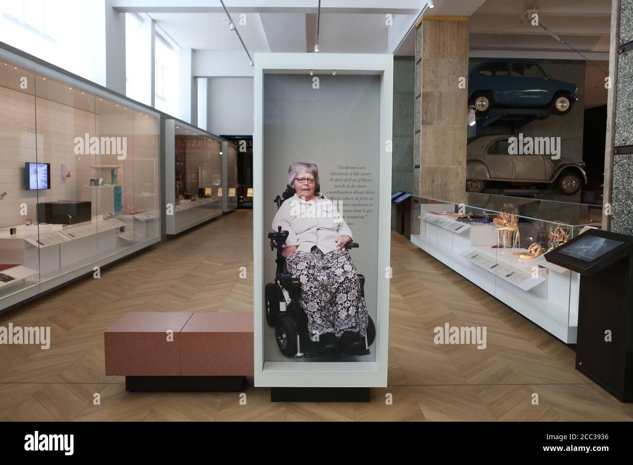 Mit dreitausend Objekten und einer Fläche von 1,500 Krankenhausbetten ist Medicine: The Wellcome Galleries das großartige neue Zuhause für die bedeutendsten medizinischen Sammlungen der Welt. Die Galerien zeigen außergewöhnliche medizinische Artefakte aus den Sammlungen von Henry Wellcome und der Science Museum Group, darunter den weltweit ersten MRT-Scanner, Flemings Penicillin-Form, einen professionellen Pianisten-Prothesenarm und sogar robotische chirurgische Geräte. Sie erkunden unsere Beziehung zu Medizin und Gesundheit durch mehr als 500 Jahre Geschichte. Stockfoto