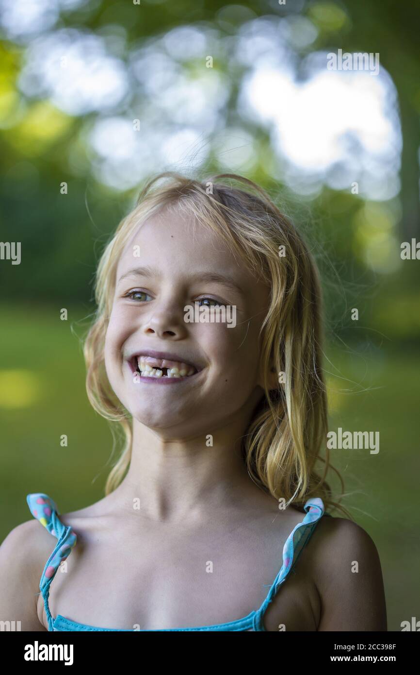 Mädchen (8) mit Zahnlücke, Kiel, Schleswig-Holstein, Deutschland Stockfoto