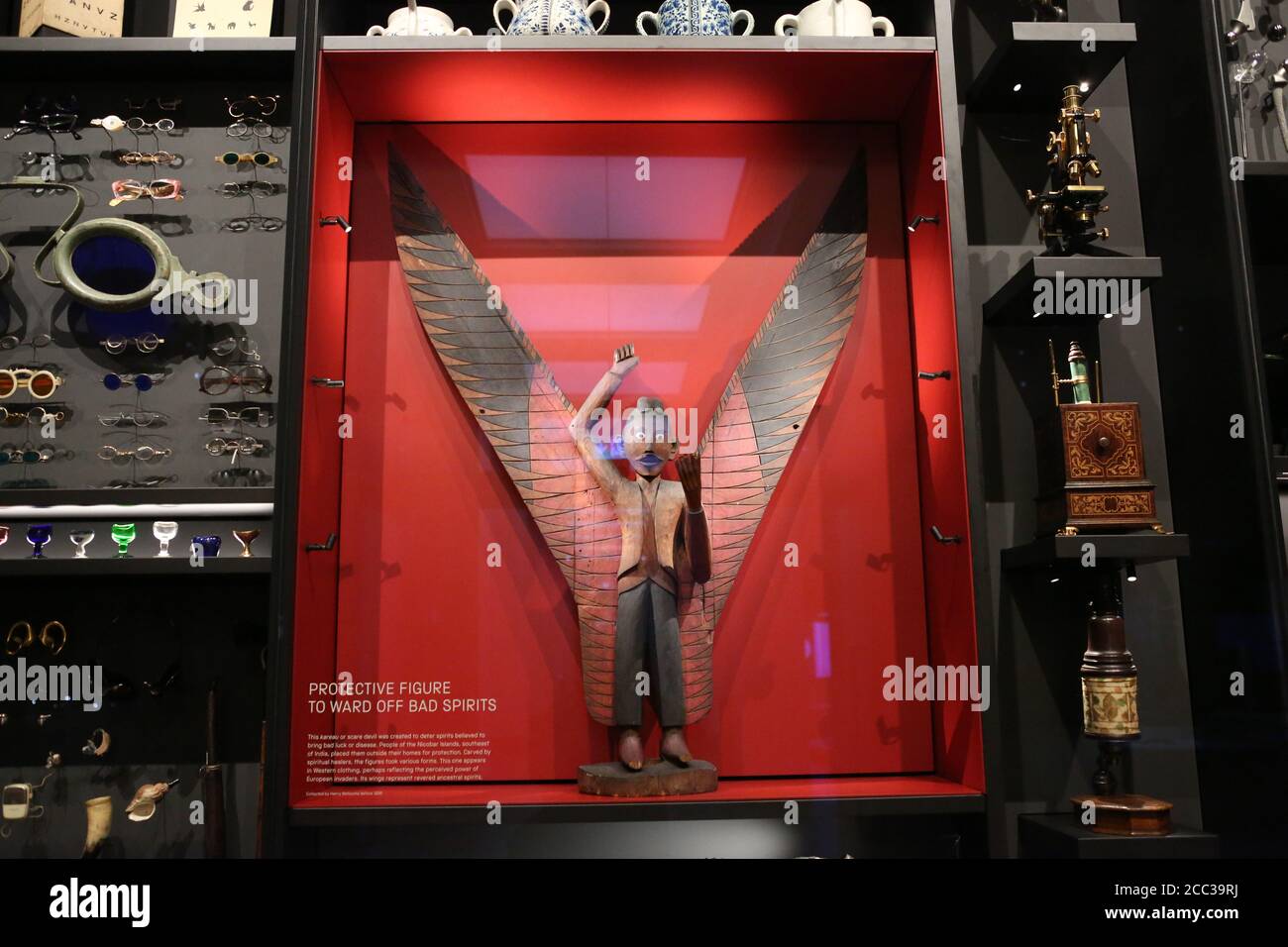 Mit dreitausend Objekten und einer Fläche von 1,500 Krankenhausbetten ist Medicine: The Wellcome Galleries das großartige neue Zuhause für die bedeutendsten medizinischen Sammlungen der Welt. Die Galerien zeigen außergewöhnliche medizinische Artefakte aus den Sammlungen von Henry Wellcome und der Science Museum Group, darunter den weltweit ersten MRT-Scanner, Flemings Penicillin-Form, einen professionellen Pianisten-Prothesenarm und sogar robotische chirurgische Geräte. Sie erkunden unsere Beziehung zu Medizin und Gesundheit durch mehr als 500 Jahre Geschichte. Stockfoto