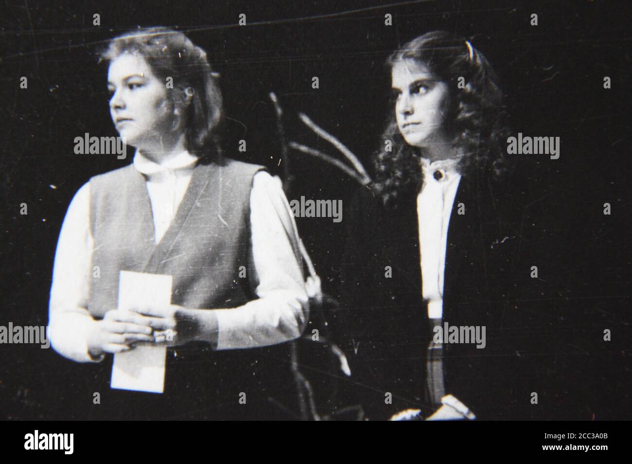 Feine Schwarz-Weiß-Fotografie aus den 1970er Jahren von Menschen, die während einer Preisverleihung auf der Bühne stehen. Stockfoto