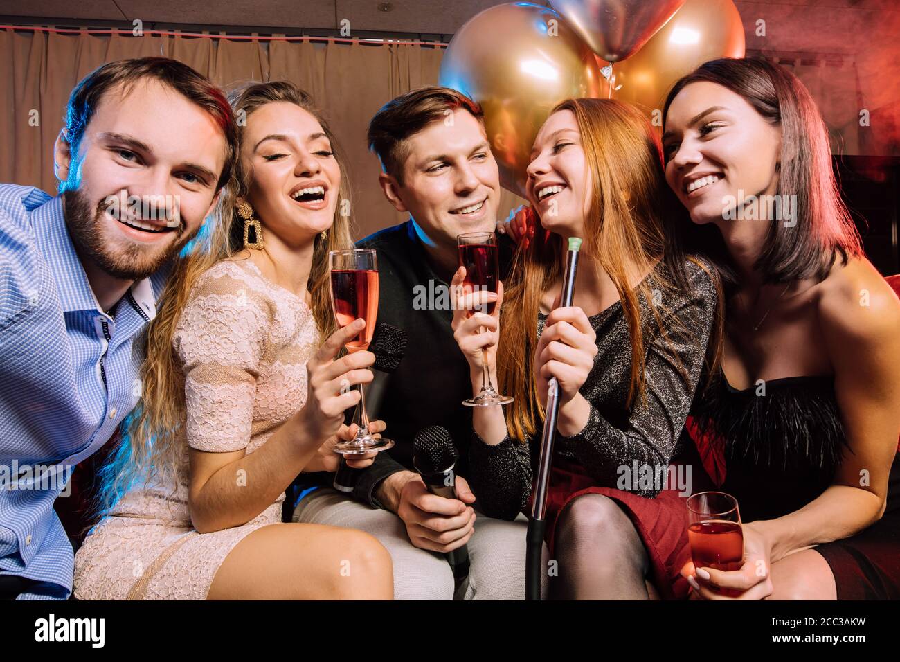 Junge Damen und Herren chillen und rocken in der Karaoke-Bar, verbringen  einen Tag in Karaoke mit Freunden, genießen Sie Zeit im Club  Stockfotografie - Alamy