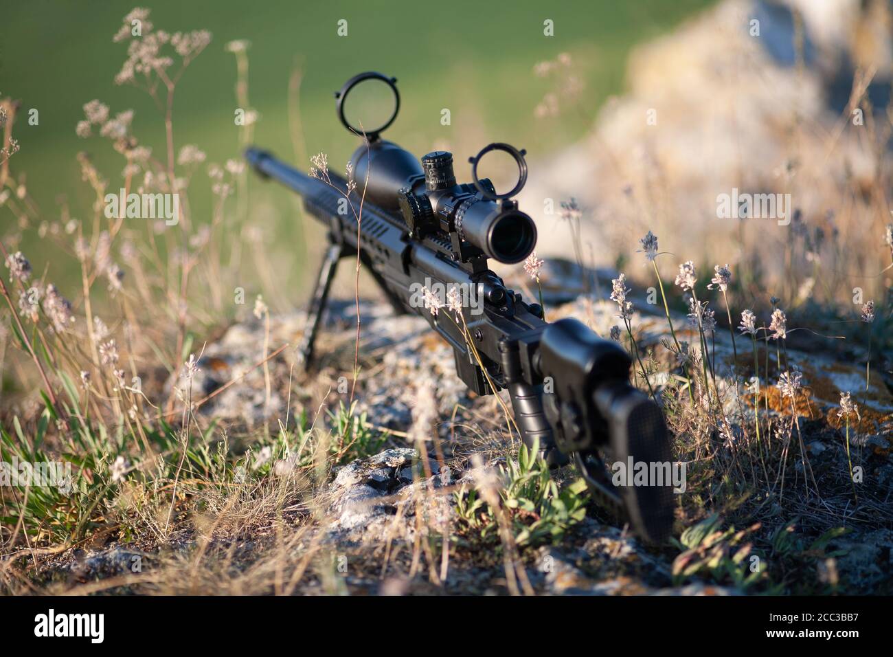 scharfschützengewehr mit Zweibein auf Kampfposition in den Bergen Stockfoto