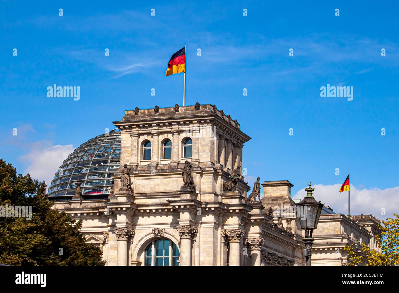 Nahaufnahme des historischen Denkmalgebäudes Reichstag in Berlin. Bild zeigt das Äußere der historischen Architektur Stockfoto