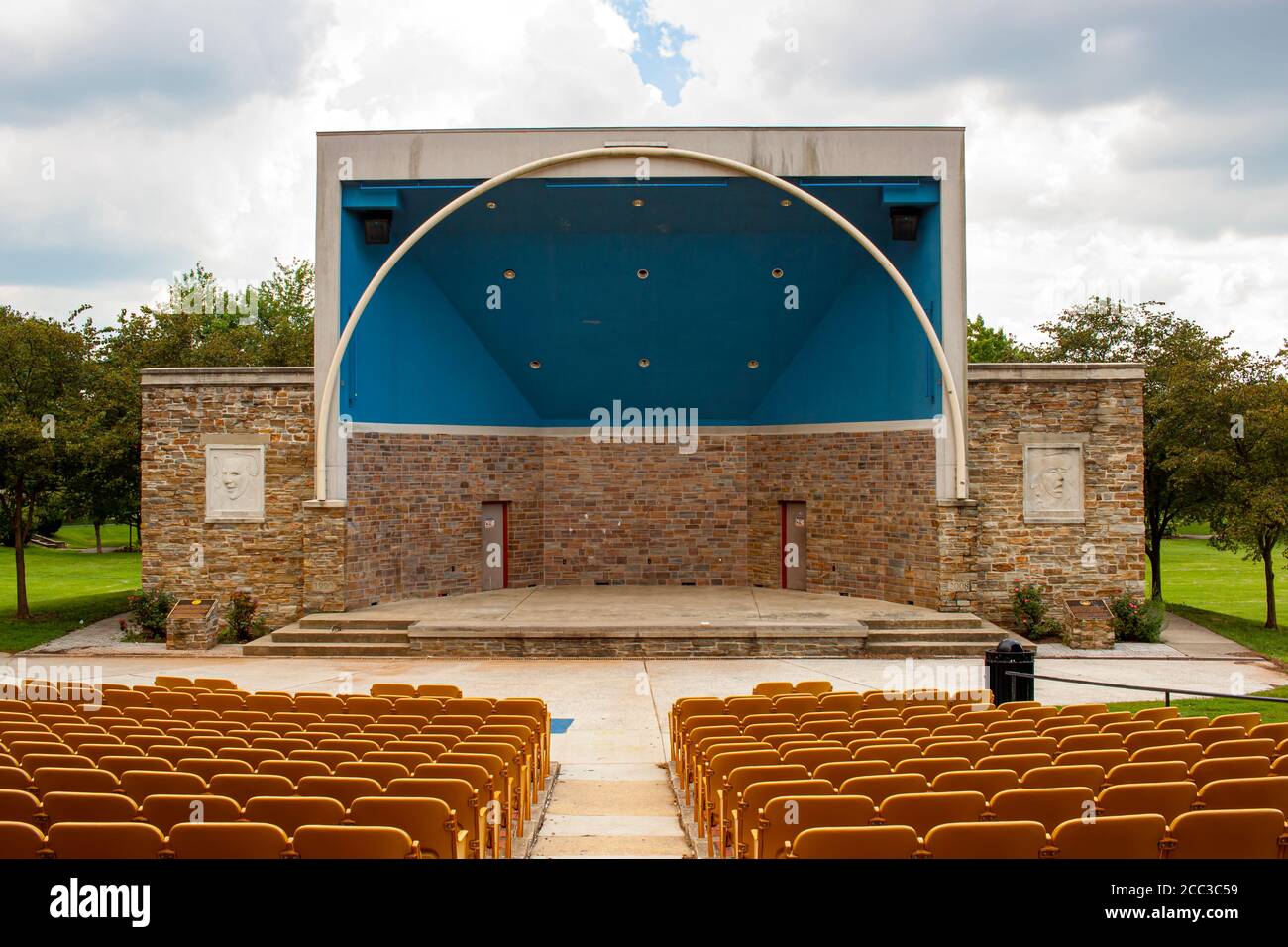 Frederick, MD, USA 08/14/2020: Eine Open-Air-Bühne befindet sich im Baker Park .Diese Steinbühne bietet Konzerte, Theaterstücke und kostenlose Aktivitäten zum Lo Stockfoto