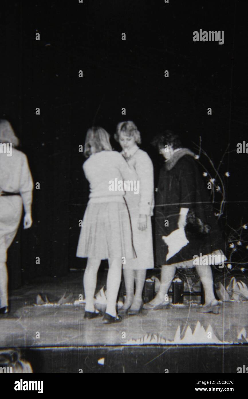 Feine Schwarz-Weiß-Fotografie aus den 1970er Jahren von Menschen, die während einer Preisverleihung auf der Bühne stehen. Stockfoto