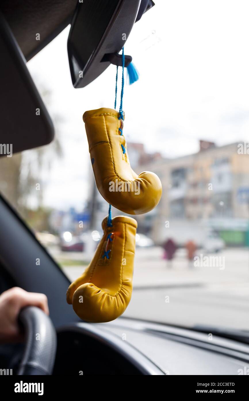 Kleine Boxhandschuhe auf dem Rückspiegel im Auto Stockfotografie - Alamy