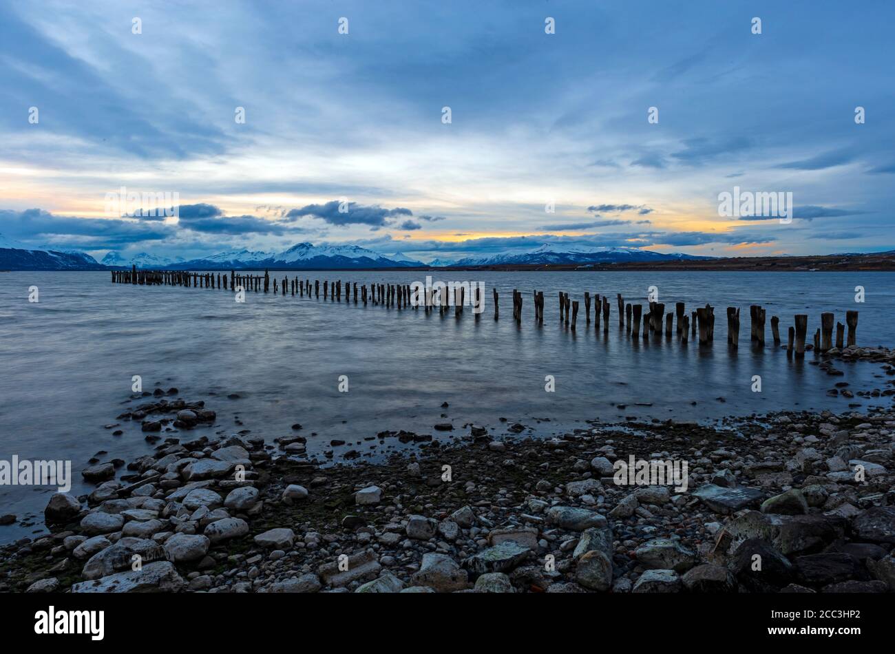 Antiker Pier bei Sonnenuntergang am Last Hope Sound, Puerto Natales, Patagonien, Chile. Stockfoto