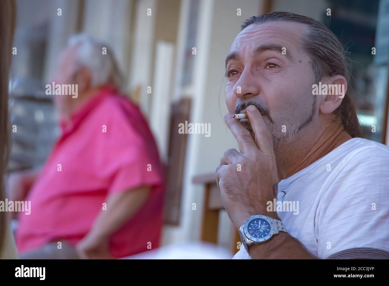 Huelva, Spanien - 17. August 2020: Mann raucht eine Zigarette auf einer Barterrasse Stockfoto