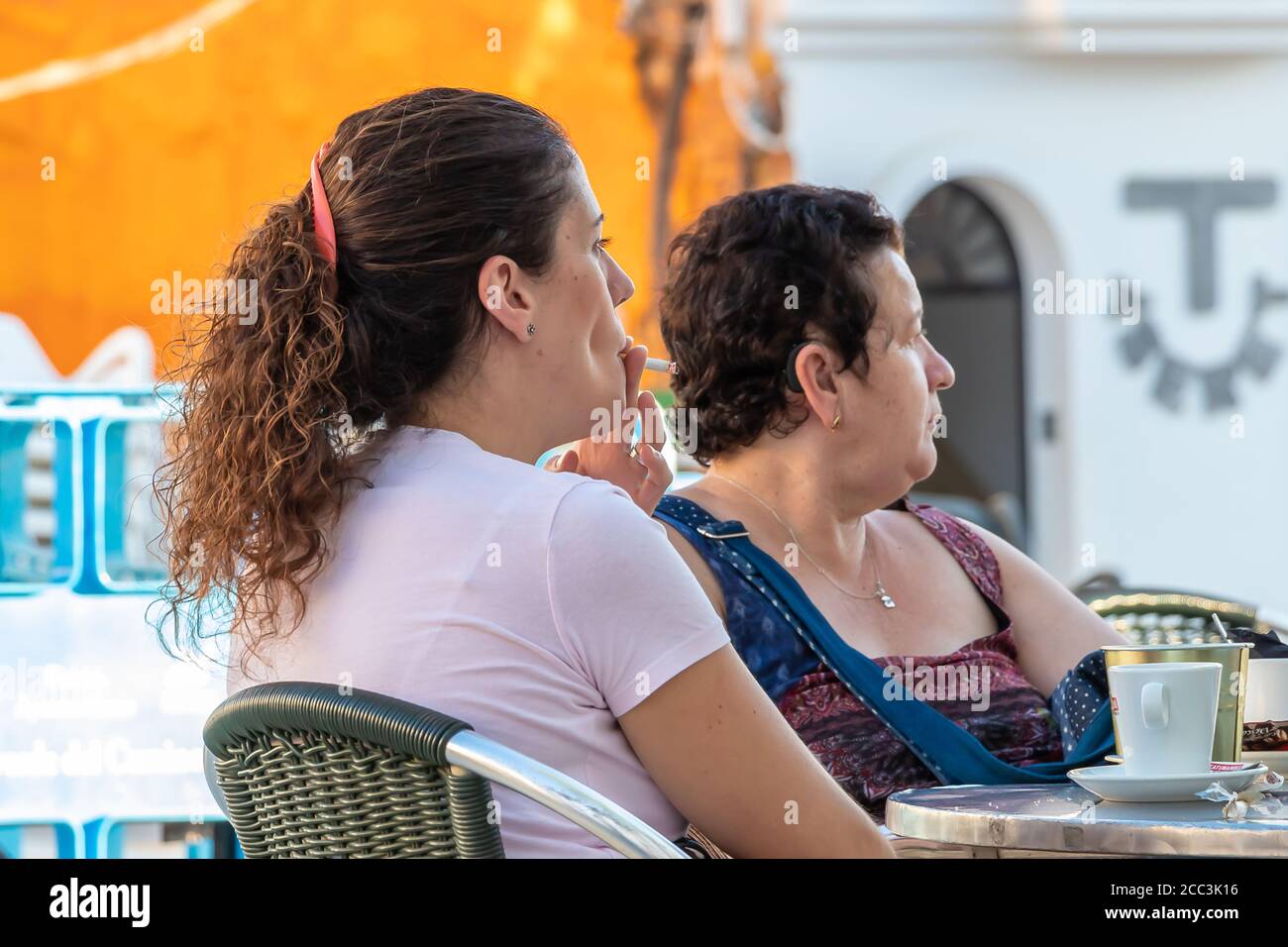 Huelva, Spanien - 17. August 2020: Frau raucht eine Zigarette auf einer Barterrasse Stockfoto