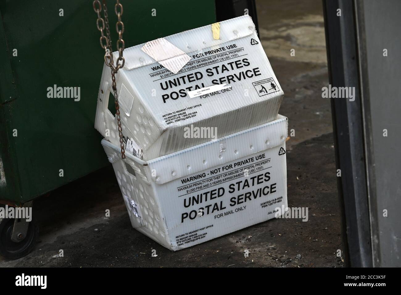Postsortierboxen werden an einen rollenden Müllwagen im Garagenwagen eines US-Postbüros in New York, NY, 17. August 2020, angekettet. Vor den US-Präsidentschaftswahlen 2020 hat Präsident Trump den Postdienst der Vereinigten Staaten und die Briefwahl kritisiert; Die USPS hat die US-Staaten gewarnt, dass sie nicht garantieren können, dass alle Wahlzettel für die Wahlen im November eintreffen werden, um gezählt zu werden. Die Demokraten rufen ihre Mitglieder zurück, am nächsten Wochenende über ein 25-Milliarden-Dollar-Finanzierungspaket für die finanziell angespannten Agentur abzustimmen. (Anthony Behar/Sipa USA) Stockfoto