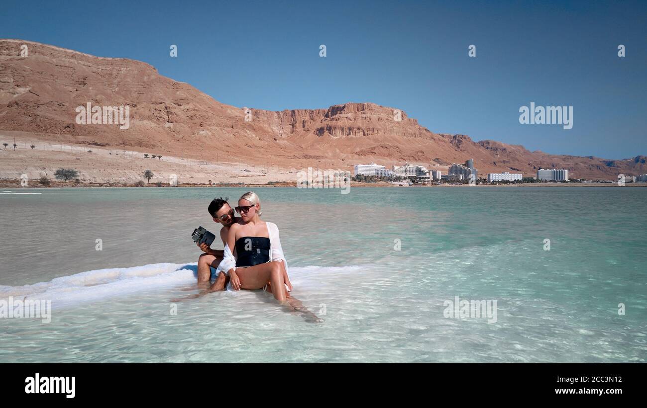 Luftbild eines Paares an einem toten Meeresstrand Israel Stockfoto