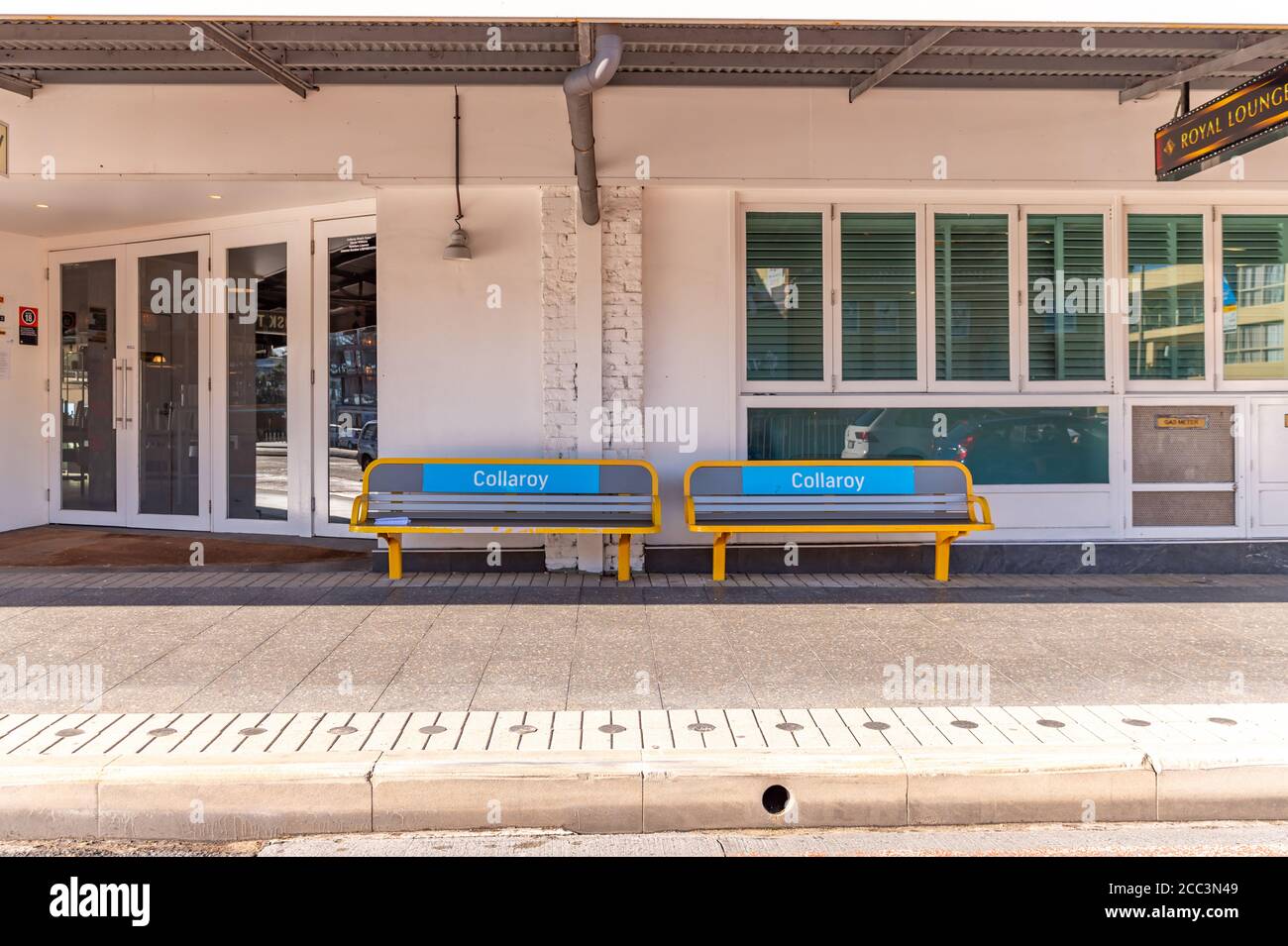 Bushaltestelle Bänke am Beach Club in Collaroy On Ein sonniger Herbstnachmittag Stockfoto