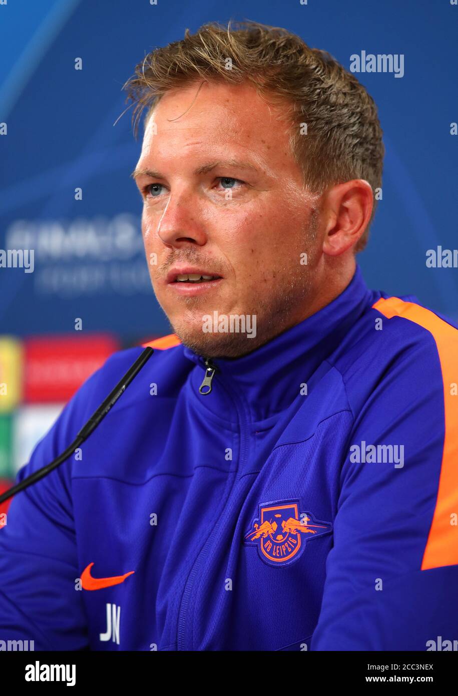 (200818) -- LISSABON, 18. August 2020 (Xinhua) -- Julian Nagelsmann, Cheftrainer von RB Leipzig spricht bei einer RB Leipzig Pressekonferenz am 17. August 2020 in Lissabon, Portugal, zu den Medien. RB Leipzig steht PSG am 18. August im UEFA Champions League Halbfinale gegenüber. (UEFA/Handout über Xinhua) Stockfoto