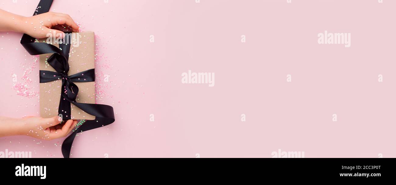 Kinder Hand Halt Eine Geschenkbox Mit Schwarzer Schleife Uber Rosa Hintergrund Valentinstag Liebe Geburtstag Thema Shopping Schwarz Freitag Sale Coupon Banner Gutschein Stockfotografie Alamy