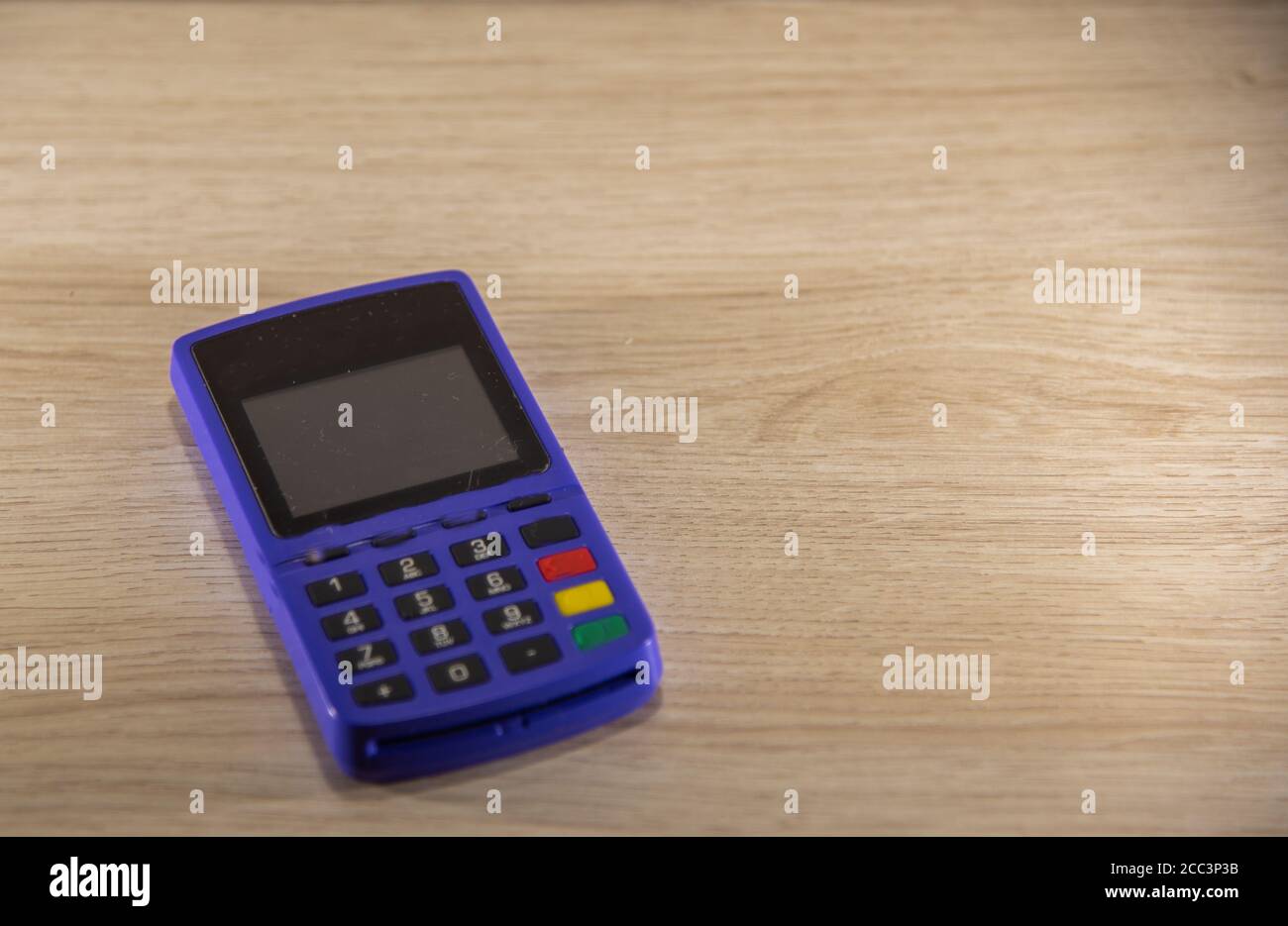 Digitaler Bezahlkartenautomat. Die Kartenmaschinen, die mit einem Handy verbunden arbeiten, sind die billigsten Optionen für diejenigen, die eine Banküberweisung oder empfangen möchten Stockfoto