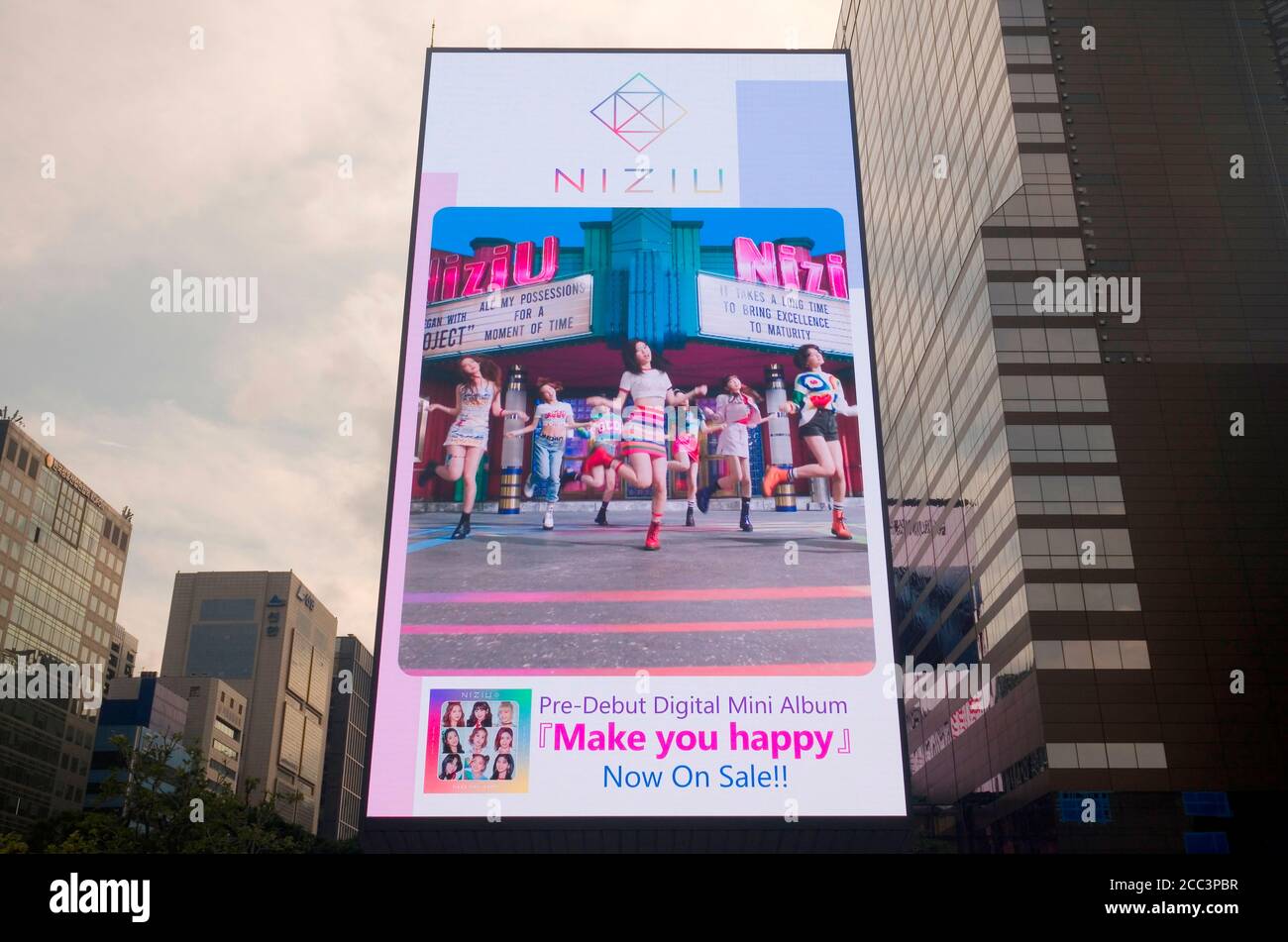 Niziu Aug 16 2020 Ein Musikvideo Teaser Fur Den Song Make You Happy Der Japanischen Madchengruppe Niziu Wird Auf Einem Grossen Bildschirm Gestreamt Um Die Musik In Zentral Seoul Sudkorea Zu Fordern