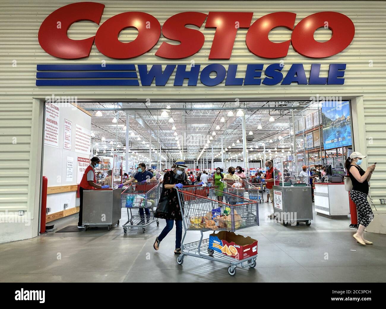 Silver Spring, Usa. August 2020. Käufer mit persönlicher Schutzausrüstung verlassen am Montag, den 17. August 2020, ein Costco-Geschäft in Silver Spring, Maryland. Foto von Kevin Dietsch/UPI Kredit: UPI/Alamy Live News Stockfoto