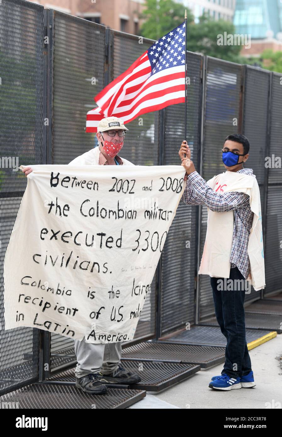 Milwaukee, Wisconsin, USA. August 2020. STEVE EDINGER, links, und sein Sohn, BEN EDINGER Protest Vereinigten Staaten Unterstützung der kolumbianischen Regierung gegenüber dem Wisconsin Center, Standort der meist virtuellen Demokratischen Nationalversammlung in Milwaukee, Wisconsin Montag, 17. August 2020. Quelle: Mark Hertzberg/ZUMA Wire/Alamy Live News Stockfoto