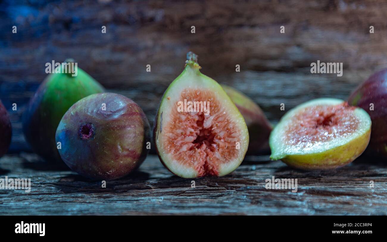 Frische Feigen (Ficus carica). Obwohl ursprünglich aus dem Mittelmeer, ist die Feigenfrucht eine Frucht, die auf der ganzen Welt angebaut wird. Obst verbraucht frisch und Rohstoff Stockfoto