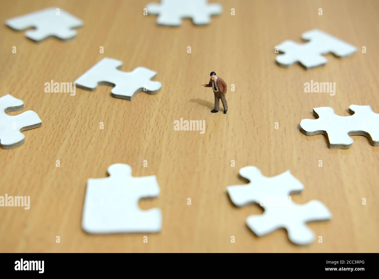 Business-Strategie konzeptionelle Foto - Miniatur Geschäftsmann zeigt auf fehlende Puzzleteil Stockfoto