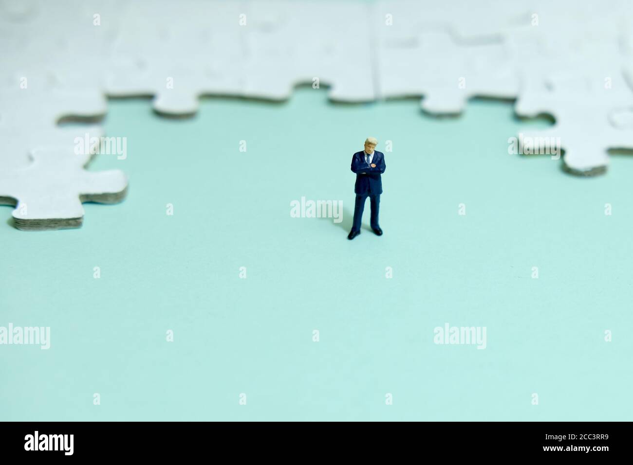 Business-Strategie konzeptionelles Foto - Miniatur Geschäftsmann vor stehen Puzzle-Puzzle Stockfoto