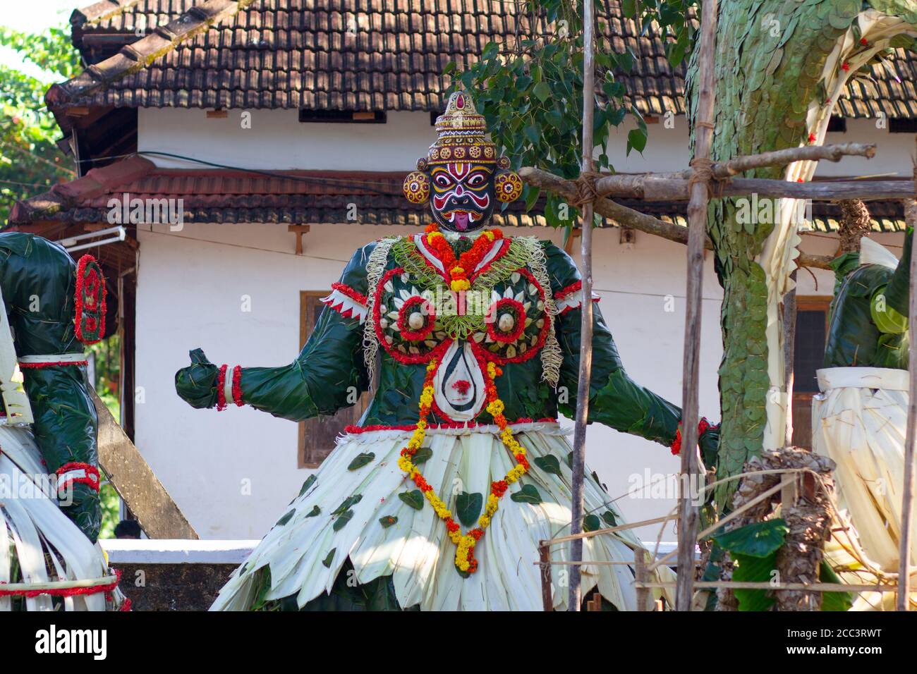Neelamperoor Padayani am Neelamperoor Palli Bhagavathi Tempel, Alappuzha. Padayani ist ein traditioneller Volkstanz und eine rituelle Kunstform. Stockfoto